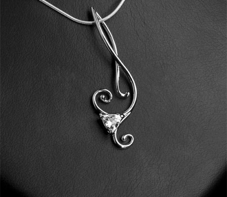 Bloom | Valkokulta 750, kirkas safiiri | Kaulakoru